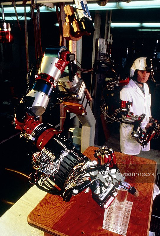 虚拟现实：水下机器人手臂在实验室测试图片素材