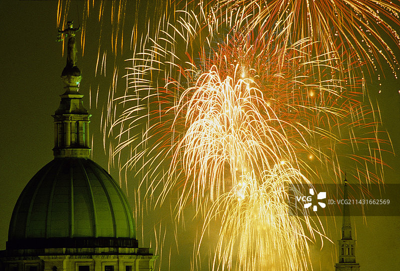 伦敦上空的烟花图片素材