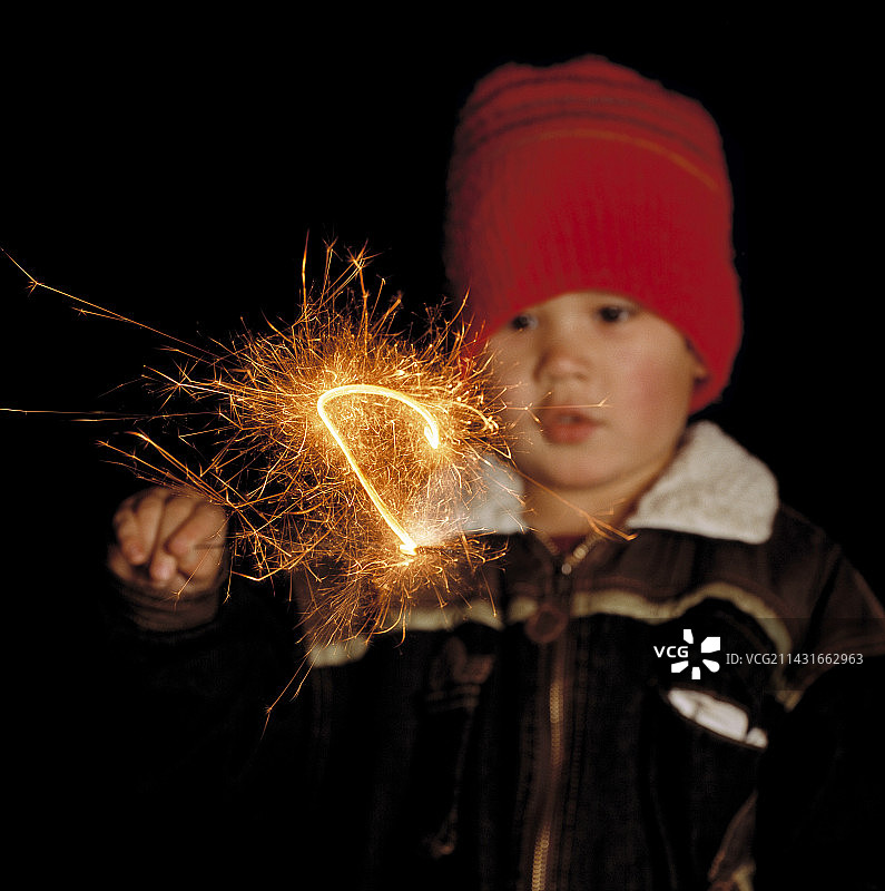 孩子拿着烟花棒图片素材