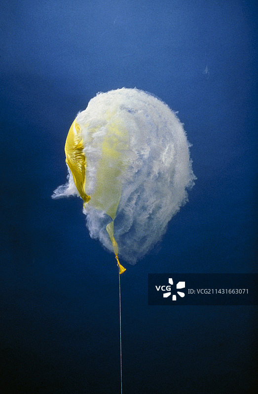 颗粒穿透气球的高速图像图片素材