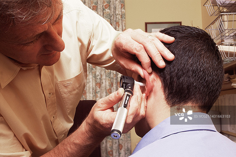 耳部检查图片素材