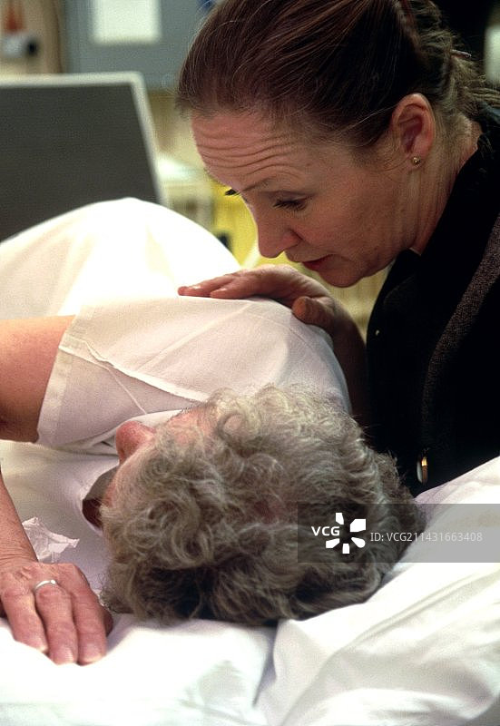 护士安慰老年妇女图片素材