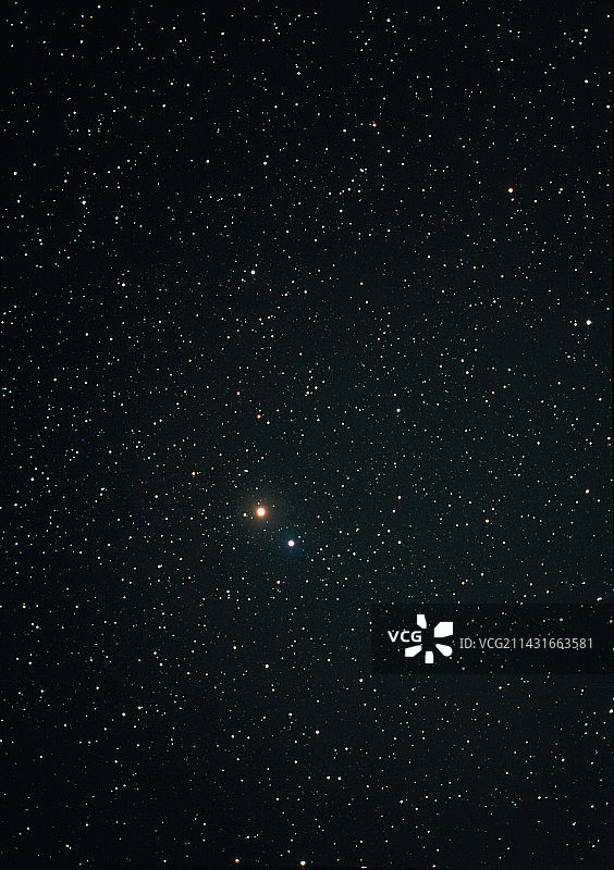 火星在明亮恒星角宿星附近的光学图像图片素材