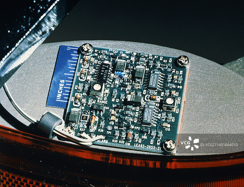 汽车后备箱电路板上的迷你雷达图片素材