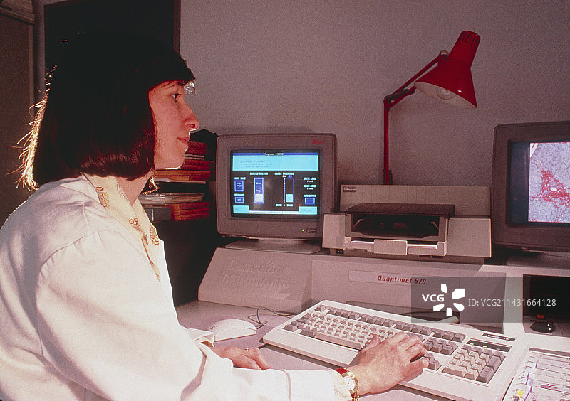 在定量仪上检查肝纤维化的技术员图片素材