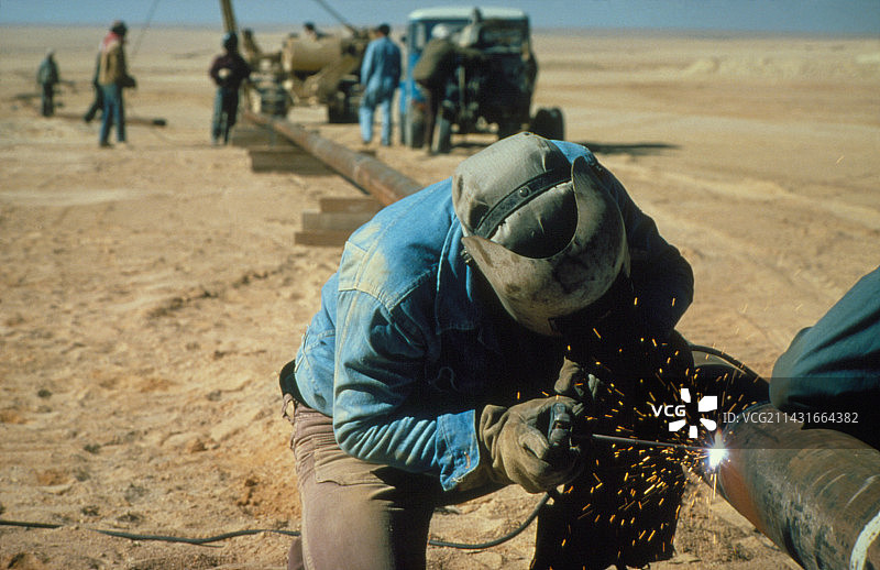 在沙漠中进行管道焊接图片素材
