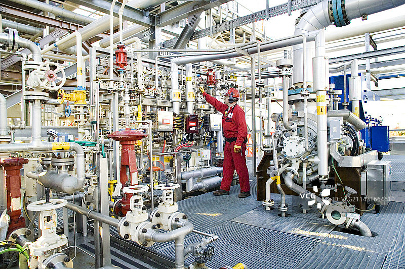 炼油厂工人图片素材
