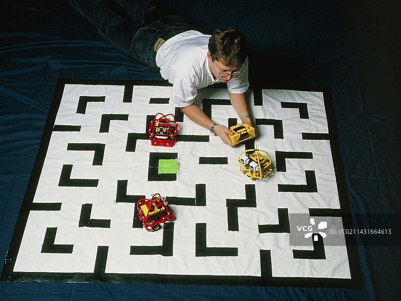 研究员测试玩吃豆人游戏的乐高机器人图片素材