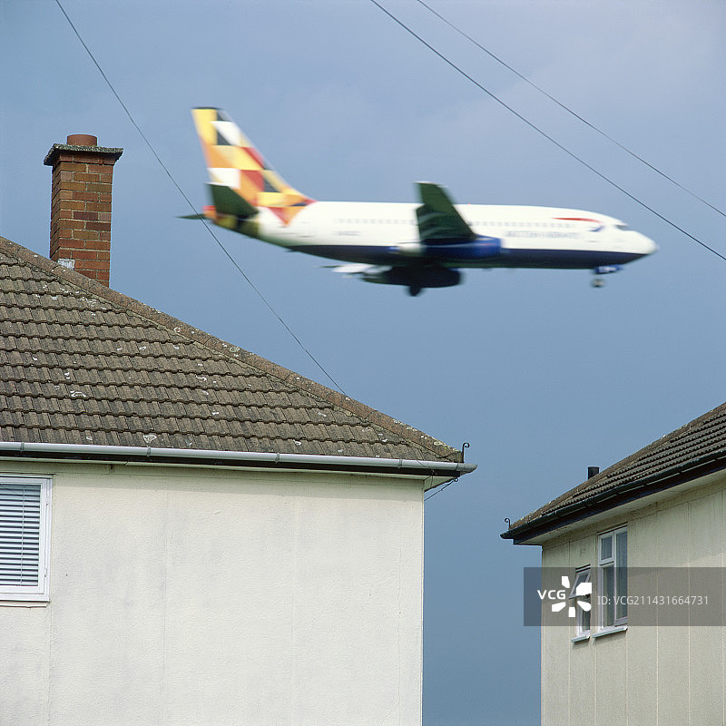 低空飞行的飞机图片素材