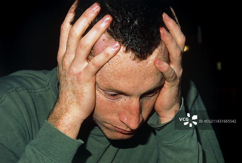 青年男子头痛或偏头痛发作图片素材