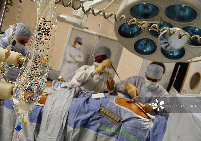 外科医生进行四重搭桥心脏手术图片素材