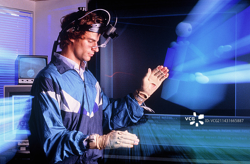 使用手势与电脑互动图片素材