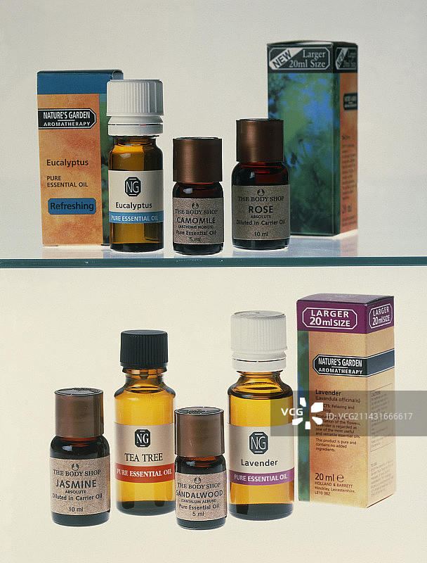 柜子里的芳香精油瓶图片素材