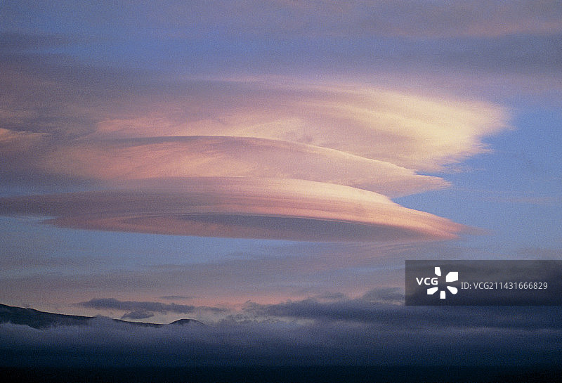 夏威夷冒纳基亚山上空的荚状云图片素材