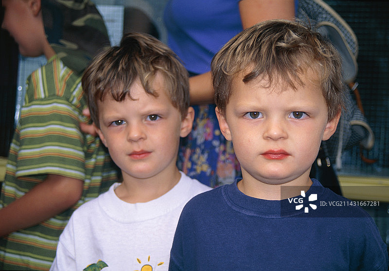 4岁同卵双胞胎男孩图片素材
