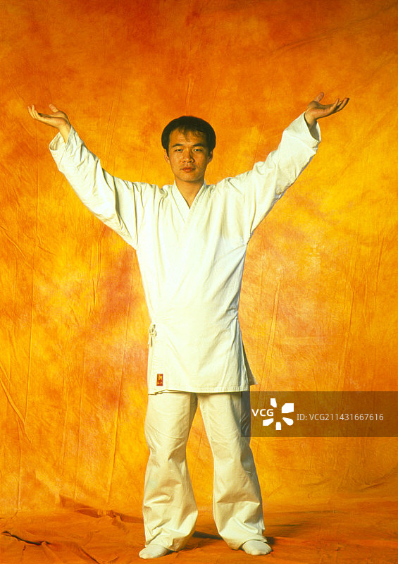 气功练习者接收来自天空的能量图片素材