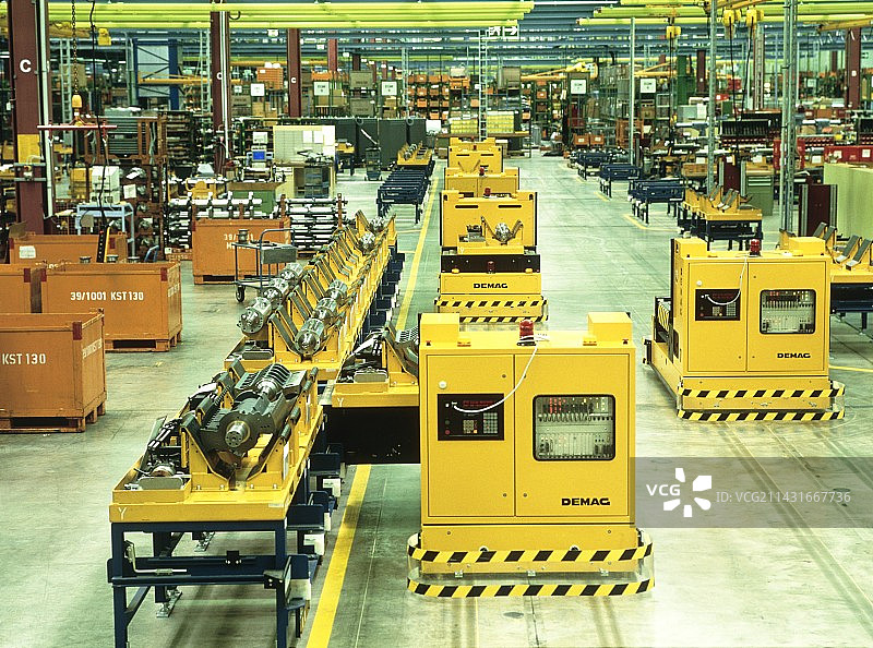 机器人在工厂中运输组件图片素材