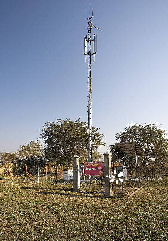 非洲太阳能手机信号塔图片素材