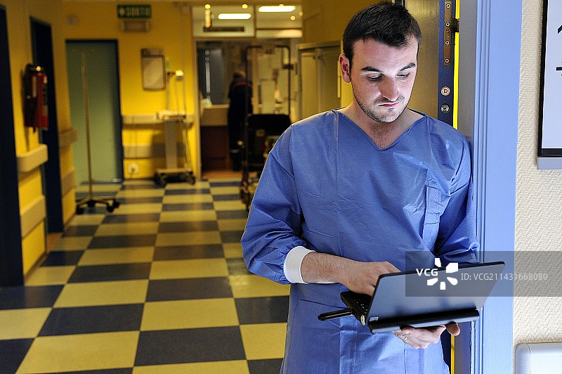 医院里使用的笔记本电脑图片素材