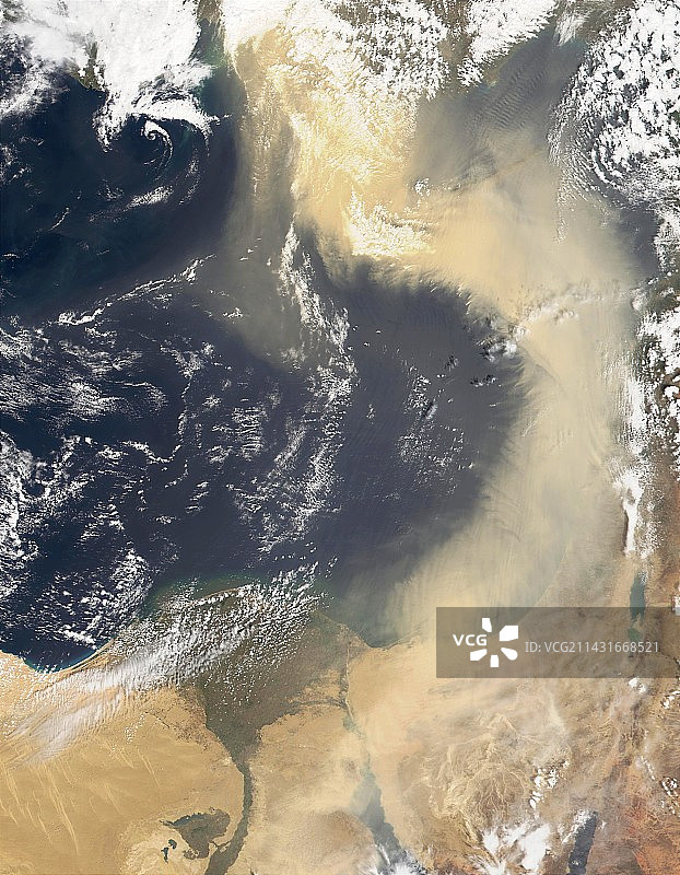 地中海上空的尘埃羽流图片素材
