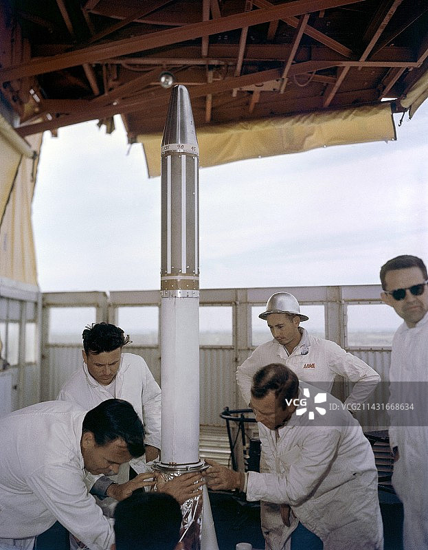 探索者1号卫星准备工作图片素材