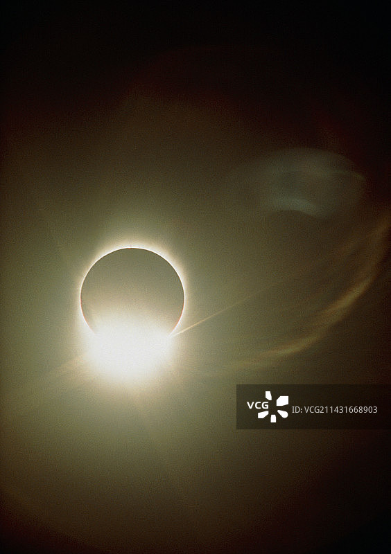 日食期间的钻戒效应图片素材