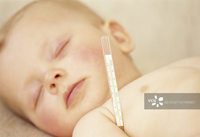 测量婴儿体温图片素材