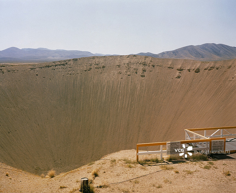核试验爆炸形成的轿车陨石坑图片素材