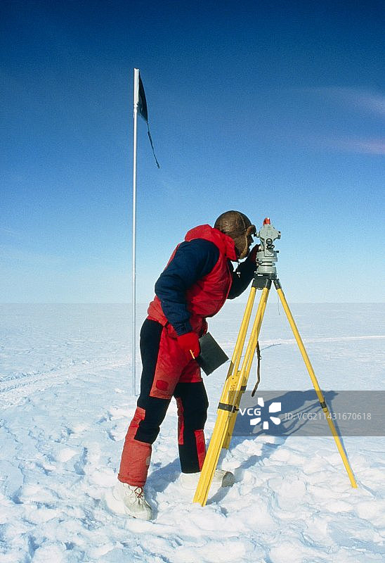 冰川学家在龙尼冰架上使用经纬仪图片素材