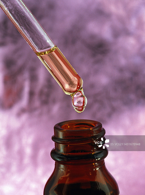 带有芳香疗法精油的滴管图片素材