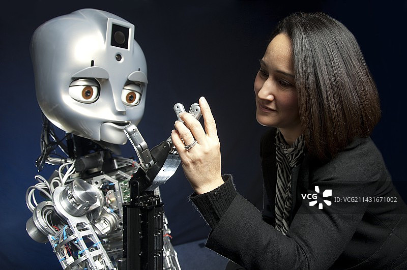 人形社交机器人互动图片素材