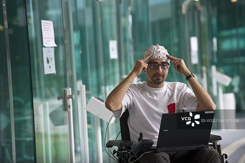 意念控制轮椅图片素材