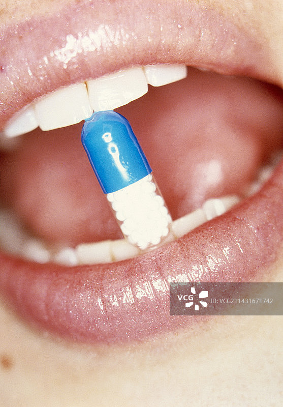 女人服用止痛药图片素材