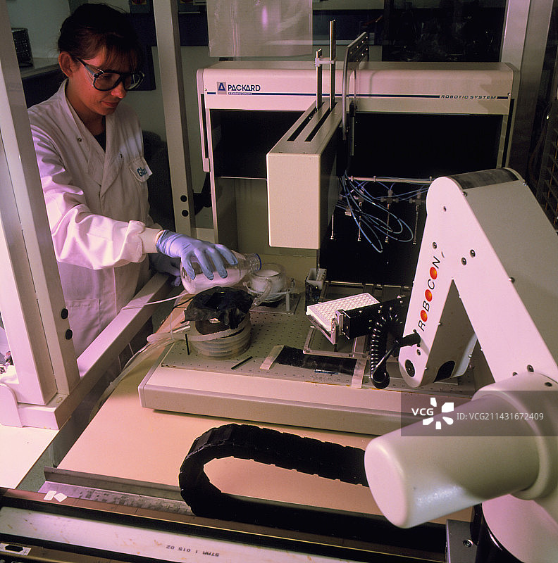 用于测试潜在药物的机器人设备图片素材