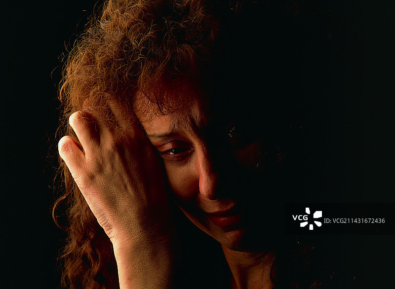 哭泣并用手捂住脸的沮丧女人图片素材