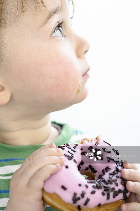 幼儿吃甜甜圈图片素材