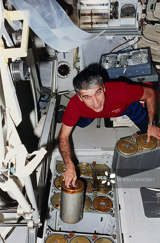 宇航员古铁雷斯更换LiOH气瓶，STS-40图片素材
