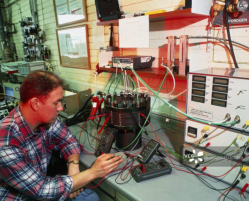 技术员测试固体聚合物燃料电池图片素材