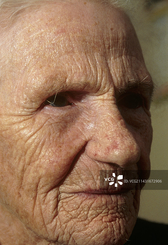 年长妇女面部特写图片素材
