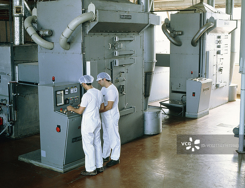 用于烘烤可可豆制作巧克力的烤箱图片素材