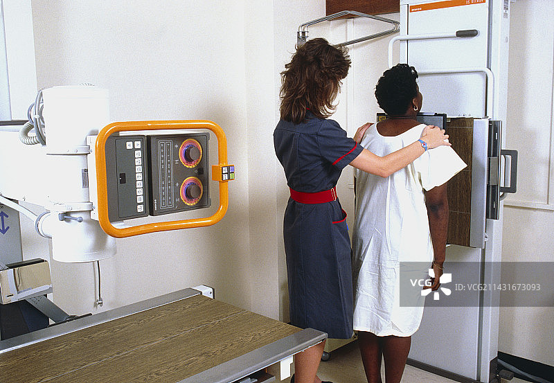 女人准备接受胸部X光检查图片素材