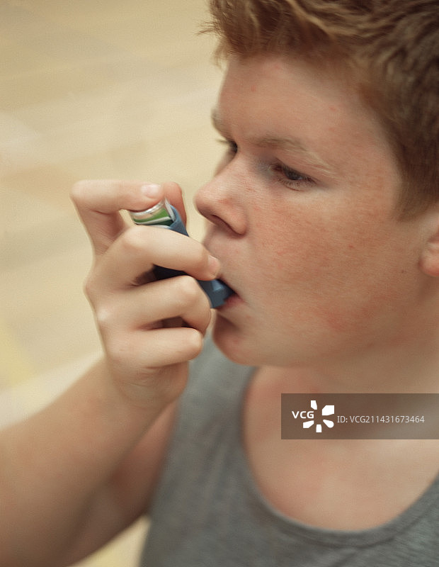 患有哮喘的男孩图片素材