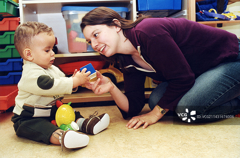 玩耍的宝宝图片素材