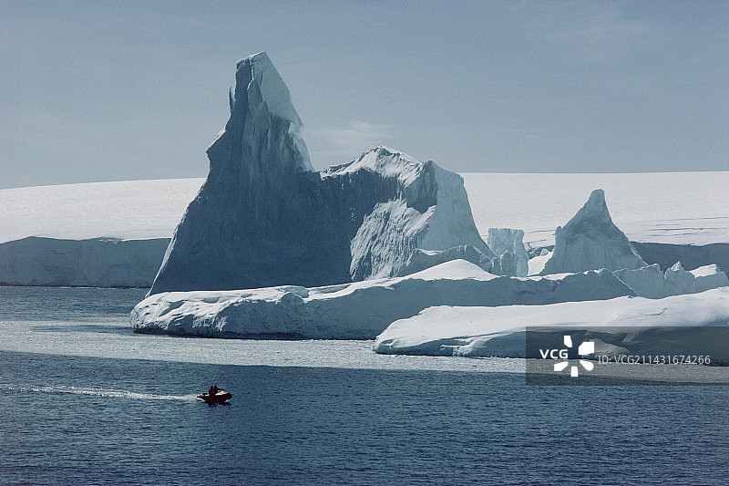 岛屿冰盖前的冰山图片素材