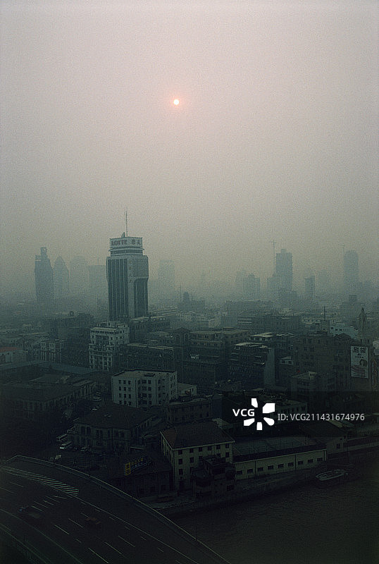 城市上空的空气污染使太阳变色。图片素材