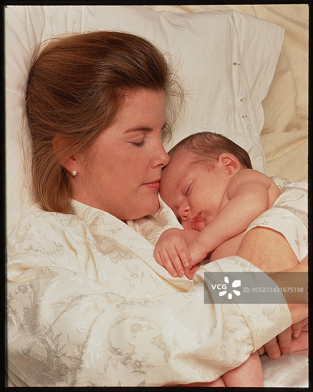 母亲怀抱中的健康新生儿图片素材