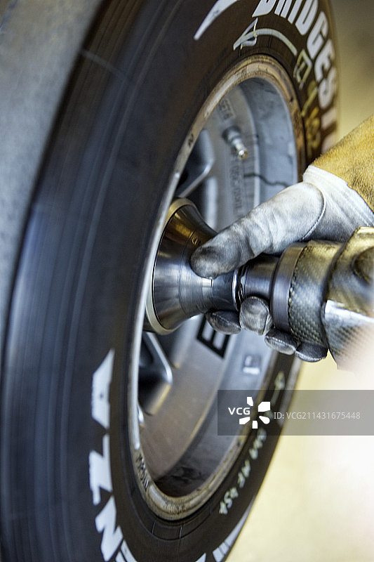 汽车车轮拆卸图片素材