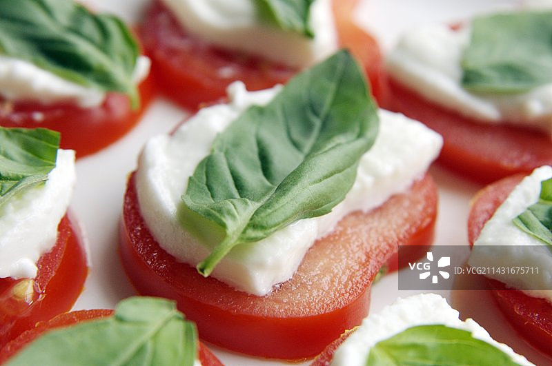 番茄马苏里拉奶酪罗勒沙拉图片素材