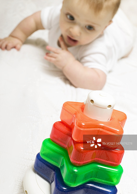 正在爬行的男婴图片素材