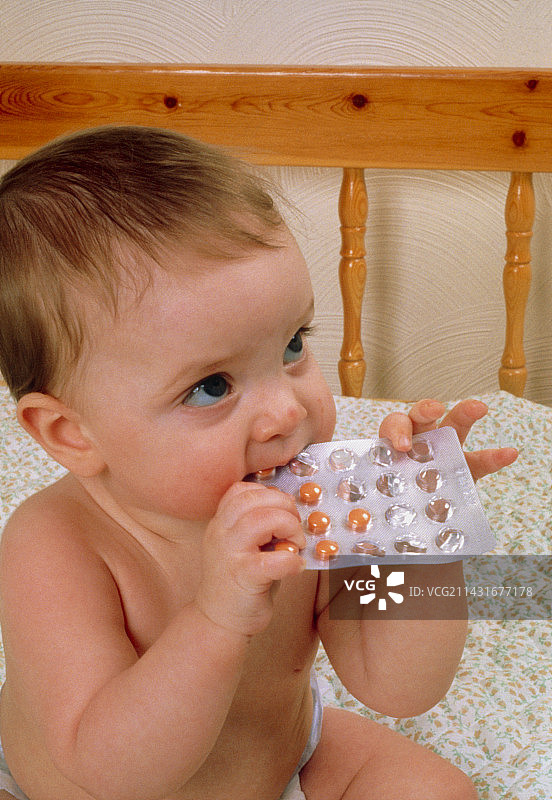 宝宝的危险瞬间图片素材